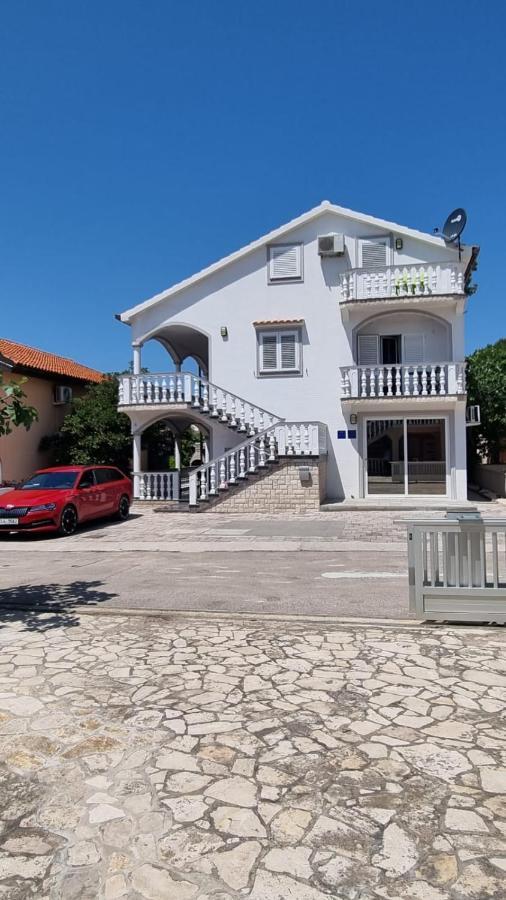 Apartmani Ira Vir Luaran gambar