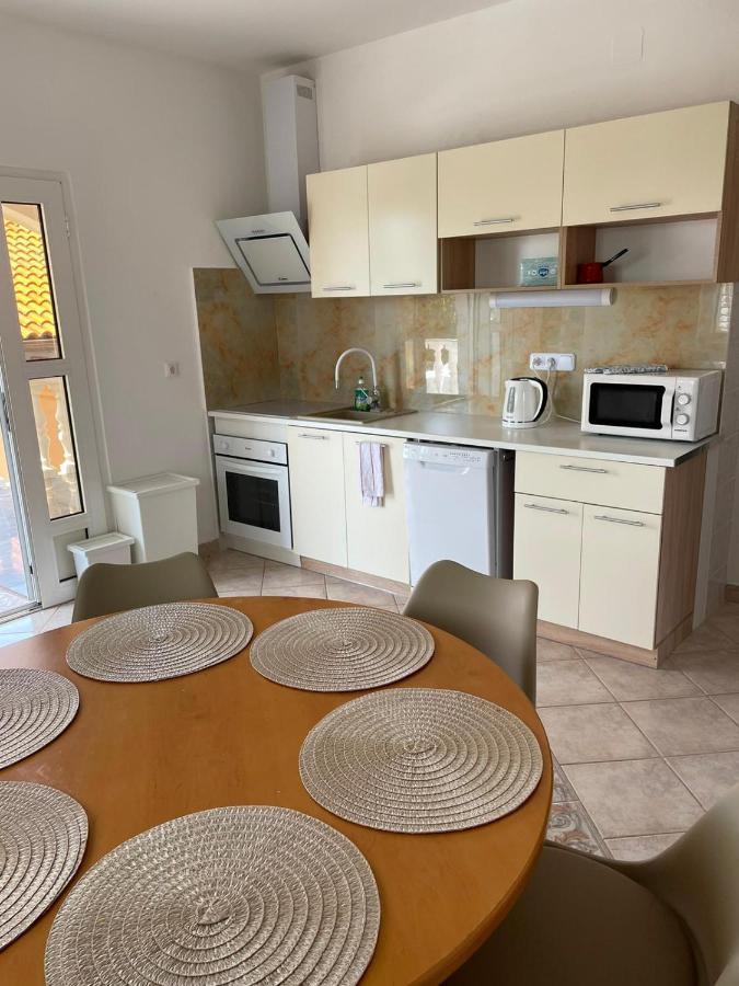 Apartmani Ira Vir Luaran gambar